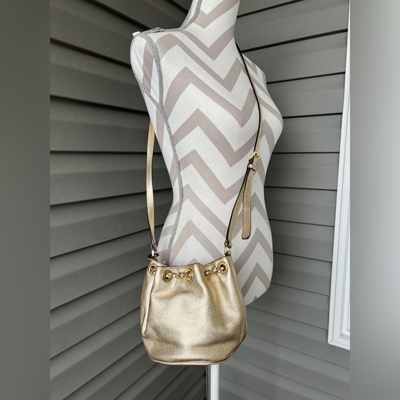 Michael Kors Frankie small gold crossbody bag with adjustable strap. - Picture 4 of 9